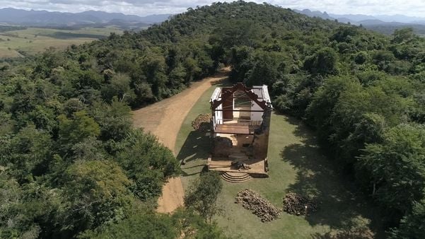 O espaço apresenta a estrutura do que foi a igreja no passado e se torna um museu a céu aberto.  por Luciney Araújo