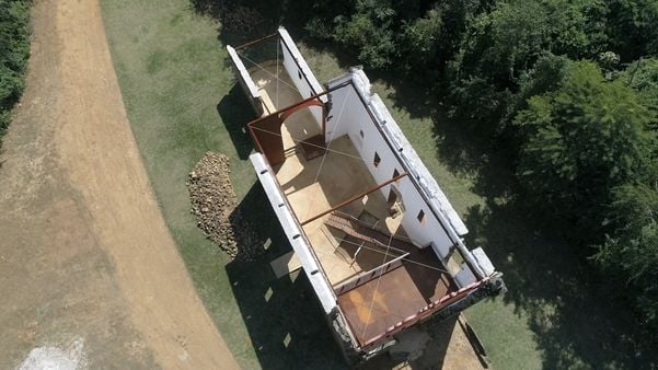 Outro R$ 1,5 milhão precisou ser desembolsado pelo Executivo municipal para que energia elétrica e postes de iluminação chegassem até o local em que ficam as ruínas. por Luciney Araújo