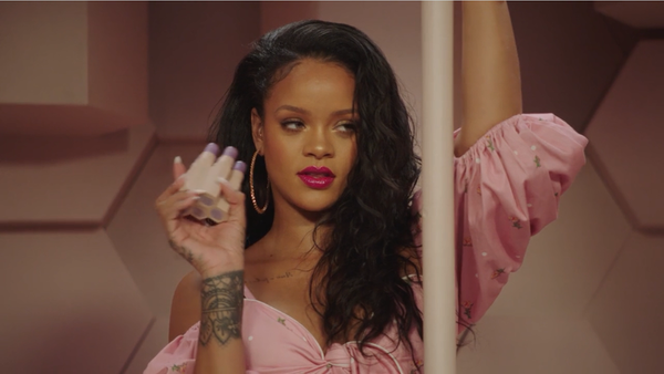 A cantora Rihanna assina a marca de produtos de beleza Fenty Beauty