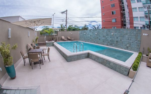 Área de lazer com piscina do Mirador Camburi