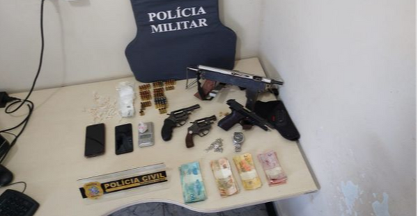 Os suspeitos estavam com armas, munição, drogras e dinheiro . Crédito: Divulgação PCES