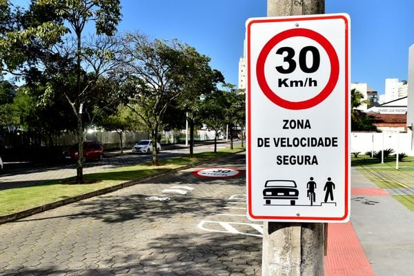 Avenida Carlos Moreira Lima, em Vitória, recebe sinalização de zona de velocidade segura, (30 km/h) e faixa compartilhada com ciclistas 