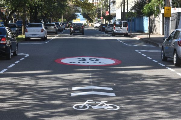 Avenida Carlos Moreira Lima, em Vitória, recebe sinalização de zona de velocidade segura, (30 km/h) e faixa compartilhada com ciclistas 