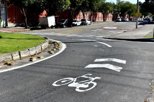 Avenida Carlos Moreira Lima, em Vitória, recebe sinalização de zona de velocidade segura, (30 km/h) e faixa compartilhada com ciclistas 