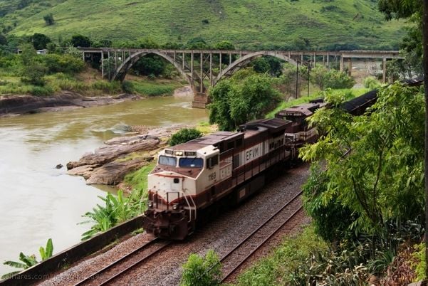 Estrada de Ferro Vitória a Minas corta o município de Colatina
