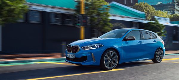 O BMW Série 1 chama atenção pelo design esportivo. BMW Group Brasil conta com loja on-line no Mercado Livre