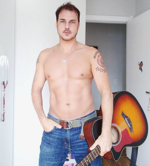 O ex-Dominó Klaus Hee fez ensaios sensuais no fim dos anos 1990 e início dos anos 2000