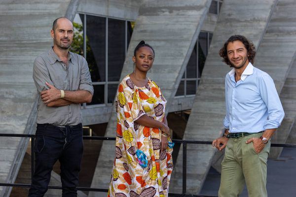 Pablo Lafuente e Fabio Szwarcwald assumem a direção artística do Museu de Arte Moderna do Rio e posam ao lado de Keina Eleison