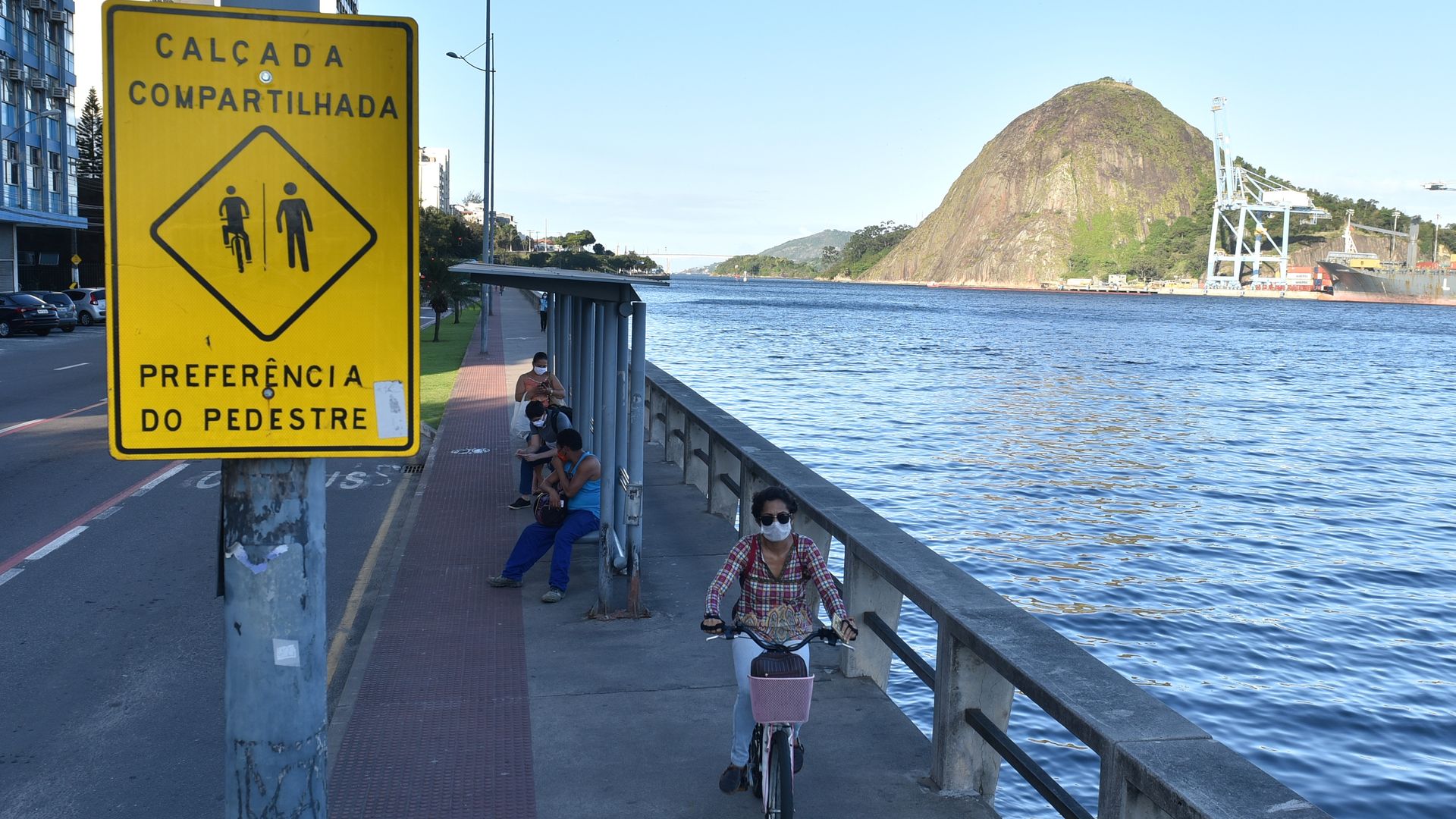  Perigo entre ciclistas e pedestres na calçada compartilhada da Avenida Beira Mar, em Vitória 
