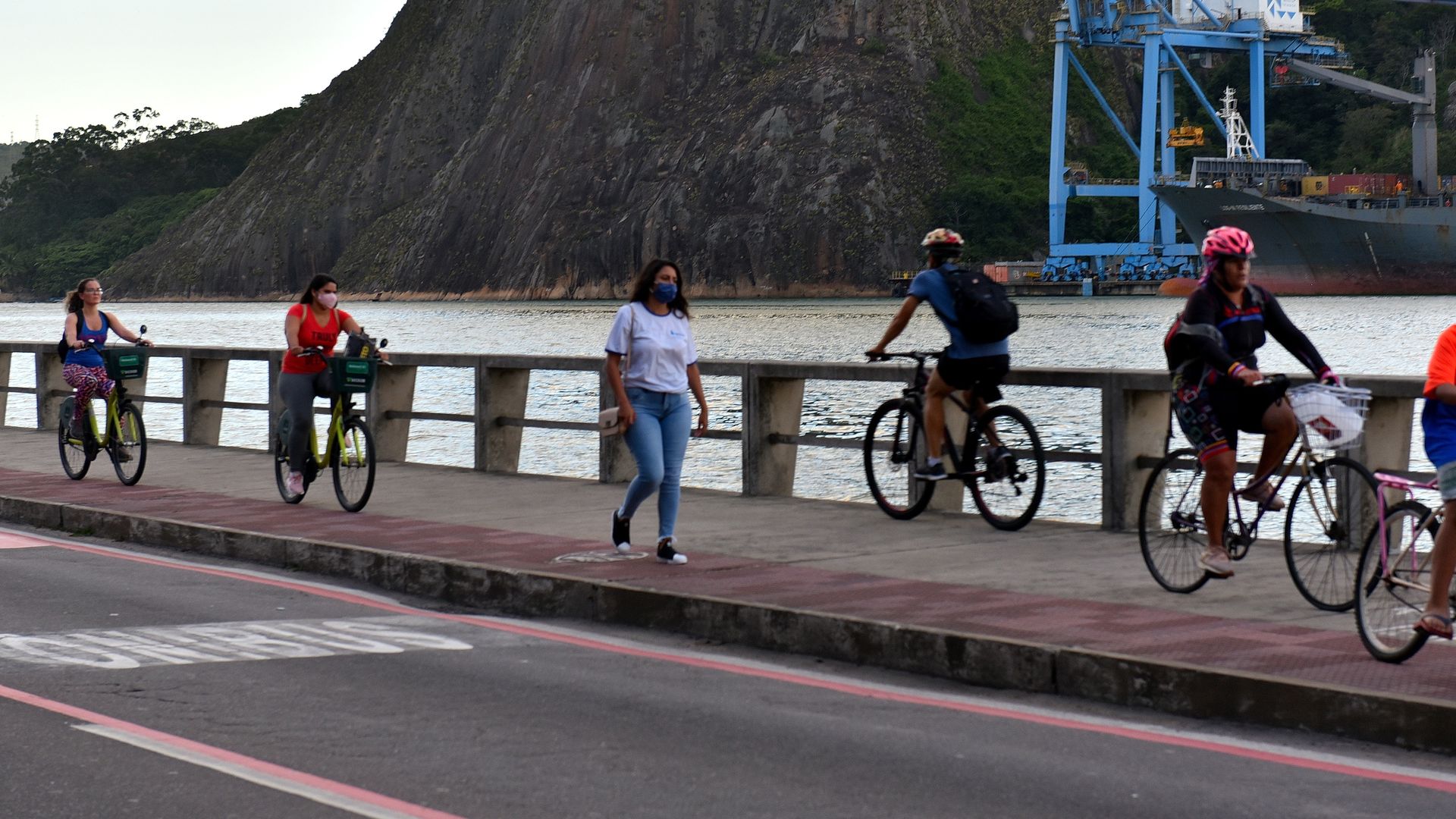  Perigo entre ciclistas e pedestres na calçada compartilhada da Avenida Beira Mar, em Vitória 