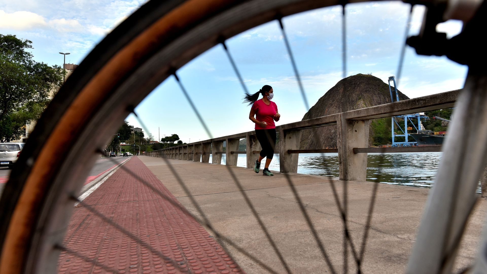 Calçada compartilhada da Avenida Beira Mar, em Vitória, oferece riscos para ciclistas e pedestres