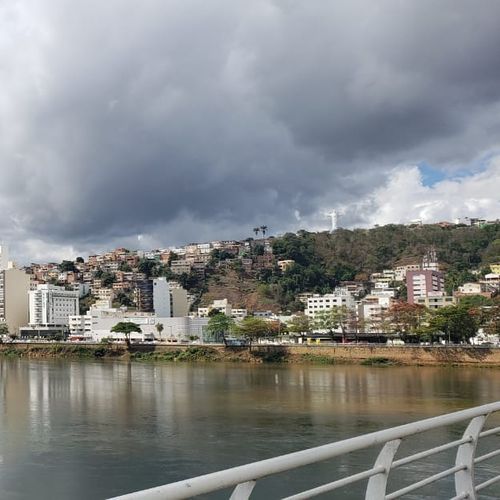 O aviso tem validade até as 21h desta quinta-feira (22), segundo o Instituto Nacional de Meteorologia. A previsão é de um volume de chuva de cerca de 30 mm/h ou 50 mm/dia