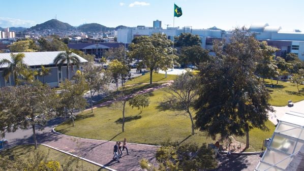 Em 2026, ao celebrarmos os 50 anos da Universidade Vila Velha (UVV), testemunhamos a trajetória de uma instituição que se fundiu à própria identidade do Espírito Santo, consolidando-se como um pilar estratégico para o crescimento sustentável do nosso estado.