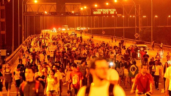 Serão necessárias novas fagulhas acesas nas ruas para gerar um novo “Brasil manifestações de 2013”? São dúvidas socráticas