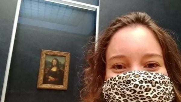 A estudante de música Juliana Coelho foi a primeira pessoa a ver a Mona Lisa na reabertura do Louvre , após fechamento devido à pandemia do novo coronavírus