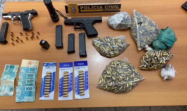 Armas e munições apreendidas durante operação em Jaguaré