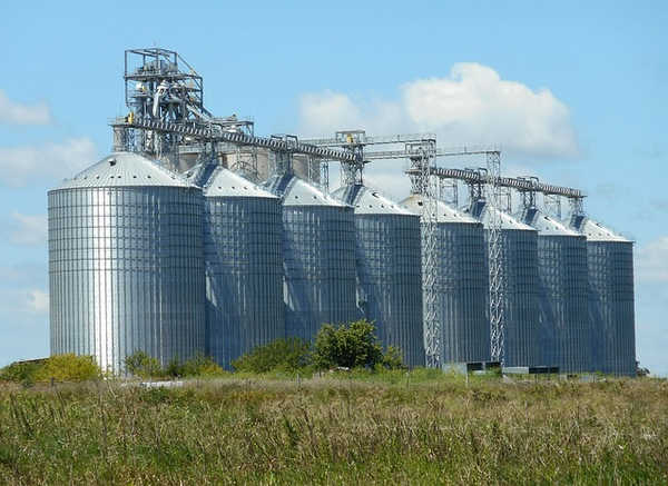 Modelo de silos de metal usados para armazenagem de grãos. Crédito: pixabay/marcson