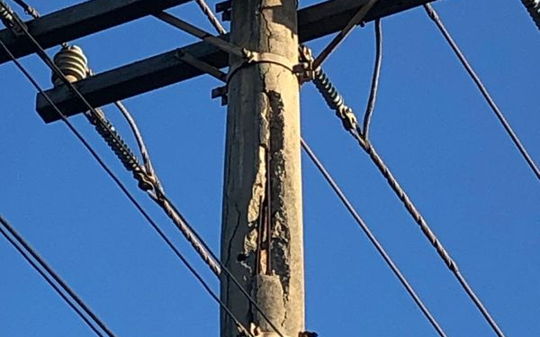 Imagem mostra estrutura do poste danificada, de onde a pedra caiu. Crédito: Leitor de A Gazeta