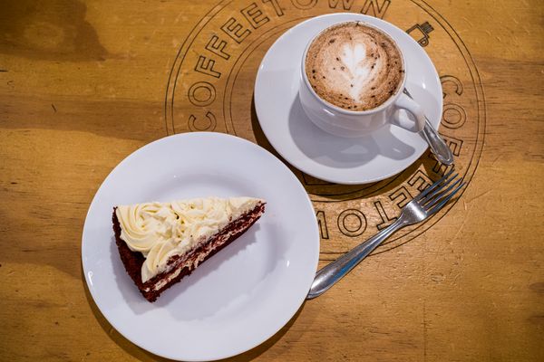 Cappuccino e bolo red velvet da Coffeetown Shopping Vitória