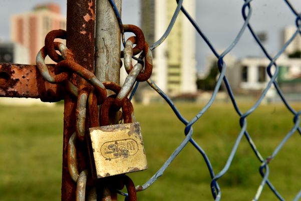 Casas e terrenos que pertencem à União - Campo do Santa Cruz, em Santa Lúcia por Fernando Madeira