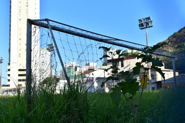 Casas e terrenos que pertencem à União - Campo do Santa Cruz, em Santa Lúcia por Fernando Madeira
