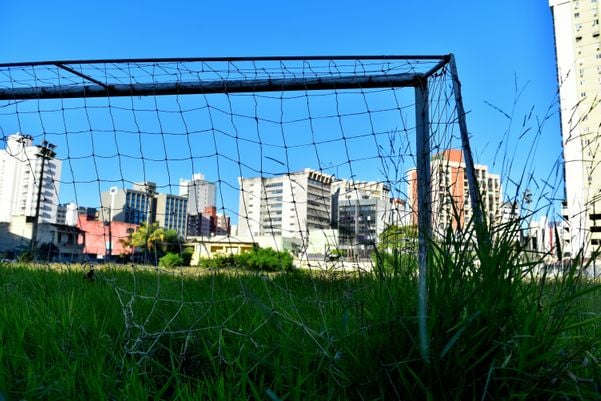 Casas e terrenos que pertencem à União - Campo do Santa Cruz, em Santa Lúcia por Fernando Madeira