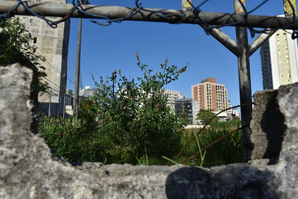 Casas e terrenos que pertencem à União - Campo do Santa Cruz, em Santa Lúcia por Fernando Madeira
