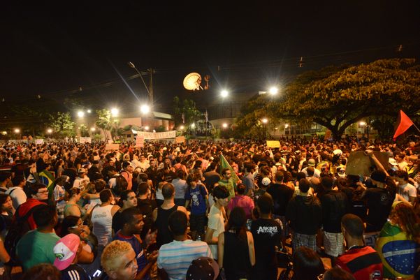 Data: 28/06/2013 - ES - Vitória - Manifestantes participando do Protesto ES pelas ruas de Vitória - Editoria: Cidades - Foto: Edson Chagas - GZ