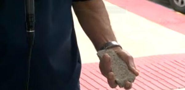 Foto ajuda a ter dimensão do tamanho da pedra que acertou o aposentado por Reprodução | TV Gazeta