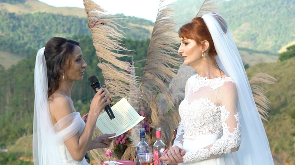 Lidiane Maia e Nicole Martinelli se casaram novamente após serem  presenteadas com uma cerimônia simbólica