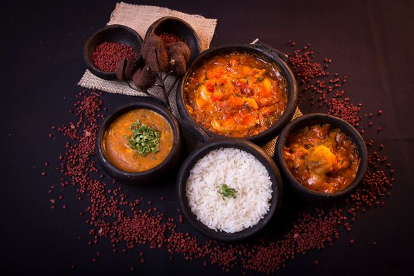 Moqueca capixaba e seus acompanhamentos