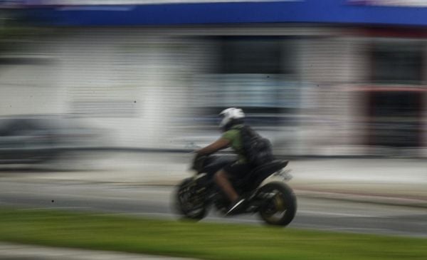 Motociclista em alta velocidade no ES