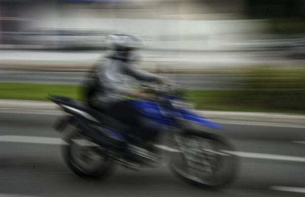 Motociclista em alta velocidade no ES