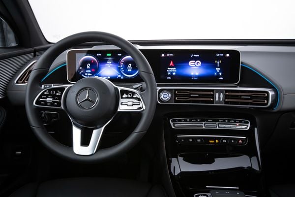 O EQC 400 traz o sistema de infotainment Mercedes-Benz User Experience (MBUX), que permite ativar funções a partir do comando de voz “Hey Mercedes”