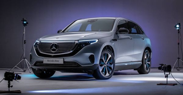 O novo Mercedes-Benz EQC 400 conta com uma bateria de íon-lítio disposta na base do veículo