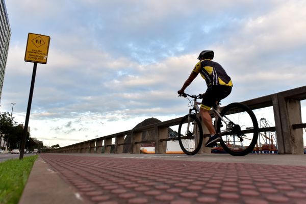 Perigo entre ciclistas e pedestres na calçada compartilhada da Avenida Beira Mar, em Vitória