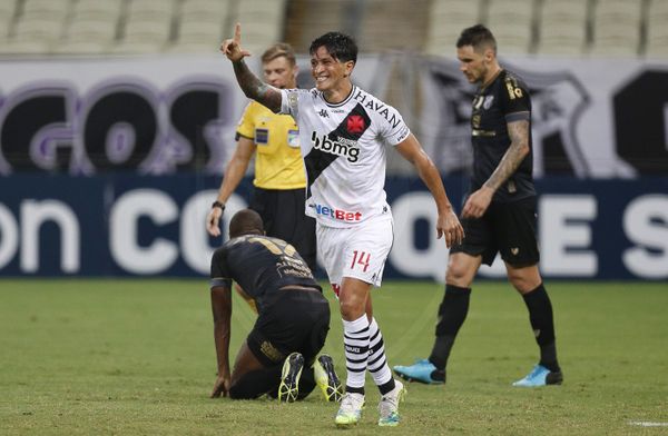 A imagem mostra o acatante Cano, do Vasco, comemorando um de seus gols na vitória sobre o Ceará