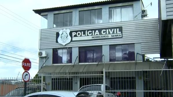 Rapaz de 18 anos foi atingido por três disparos na noite de sexta-feira (22) e correu para dentro de casa para pedir ajuda