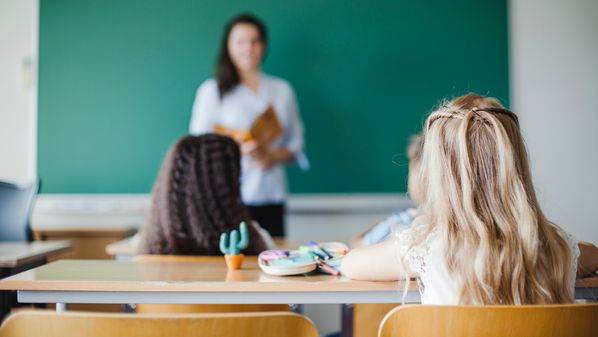 Variação negativa mais intensa ocorreu no ensino médio, segundo Censo Escolar de 2025; matrículas em tempo integral tiveram avanço no ensino fundamental e médio