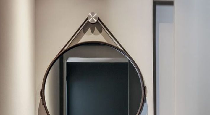 De forma redonda e com detalhe de couro, a peça criada pelo arquiteto francês Jacques Adnet cai bem na decoração de salas, quartos e até banheiros