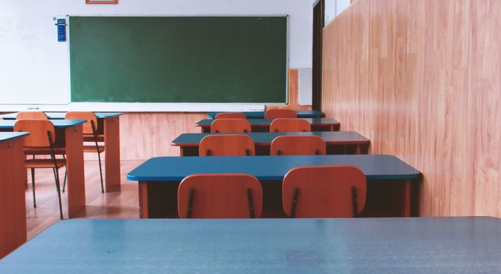 A prefeitura informou que a decisão foi tomada após consultar especialistas em saúde que avaliam que as escolas ainda não são ambientes totalmente seguros em relação ao novo coronavírus