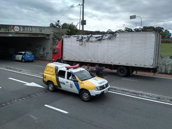 Caminhão Caminhão fica destruído ao bater em viaduto