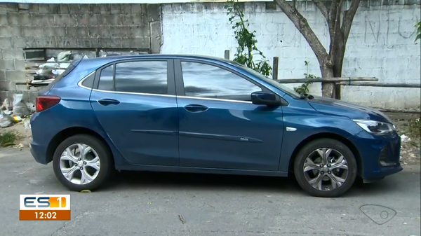 Carro em que estava o padre durante perseguição na Serra