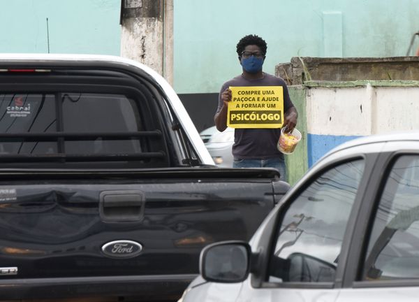 O estudante de Psicologia Landerson Freitas Queiroz da Silva vende paçoca em um semáforo de Vila Velha para conseguir pagar a mensalidade da faculdade.