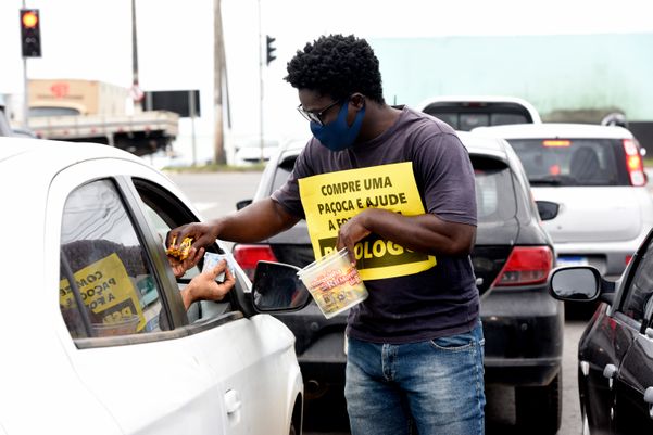 O estudante de Psicologia Landerson Freitas Queiroz da Silva vende paçoca em um semáforo de Vila Velha para conseguir pagar a mensalidade da faculdade.