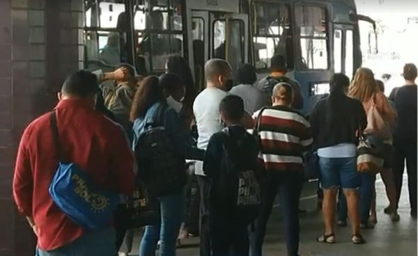 Fila no Terminal de Campo Grande, em Cariacica, durante paralisação dos funcionários da viação Metropolitana