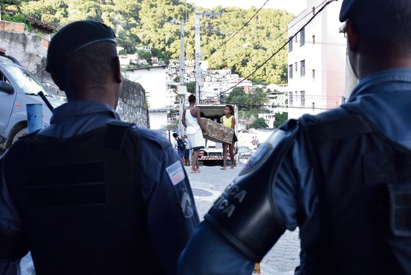 Data: 12/06/2018 - ES - Vitória - Força Tática da Polícia Militar e policiais fazendo patrulhamento no Morro - Com medo da violência, famílias e moradores deixam suas casas no Morro da Piedade, em Vitória, por causa do tráfico e guerra entre gangues rivais - Editoria: Polícia - Foto: Fernando Madeira - NA