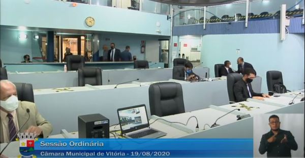 Leonil ao fundo sem máscara conversa com outro parlamentar
