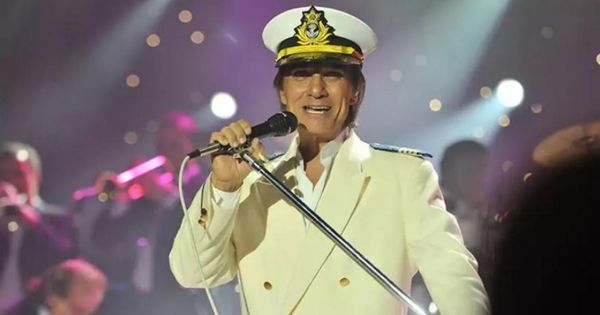 O cantor Roberto Carlos em show em cruzeiro de seu Projeto Emoções Alto Mar