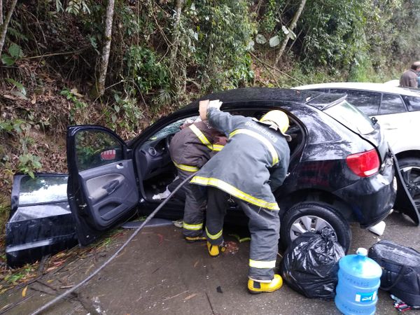 Acidente na BR 262 deixa uma pessoa morta e outra duas feridas